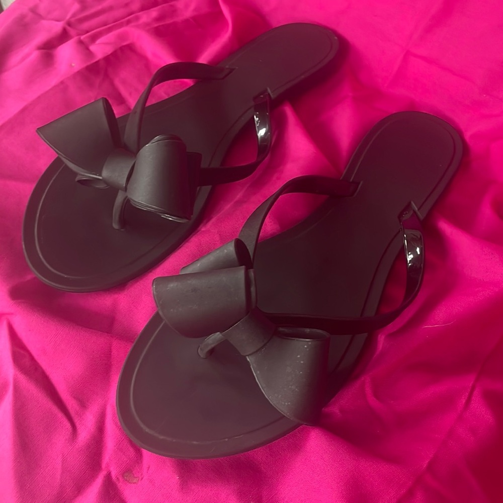 Black bow rubber flip flops size 9